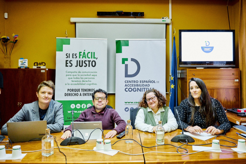 Mesa con las personas que han presentado la campaña. De izquierda a Derecha: Olga Berrios, responsable comunicación CEACOG; Jesús Martín, director RPD; y Raquel Cárcamo y Blanca Tejero, codirectoras del CEACOG.